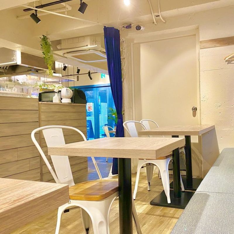 【Mr.Tokyo BURGER’S cafe 】 @aotan_aomaru_あおたん🐶ペキニーズ (3)｜新宿のペット同伴OKなドッグカフェ