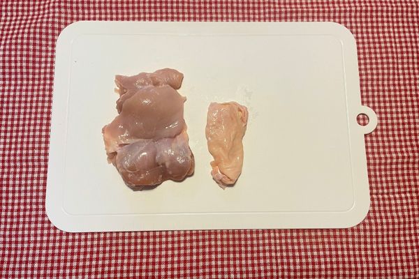 鶏もも肉と皮を切り取った画像