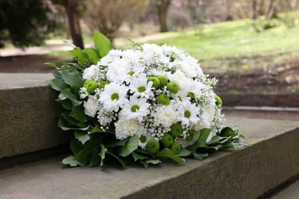 墓地にたむけられた白い花束